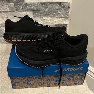 Brooks Women's Black and Tan Sneakers